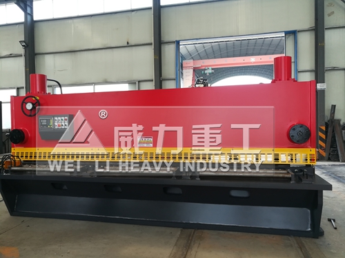 12x4000液壓閘式剪板機車間實物圖