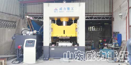 315噸框架式液壓機(jī)客戶使用現(xiàn)場(chǎng)