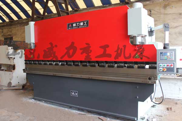 200噸4米液壓板料折彎機客戶現(xiàn)場圖