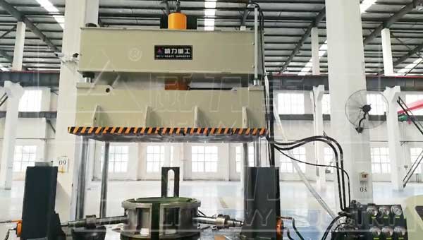 碳纖維輪轂成型液壓機模具安裝圖