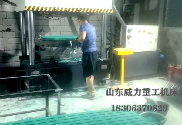315噸漏糞板成型液壓機(jī)客戶現(xiàn)場(chǎng)