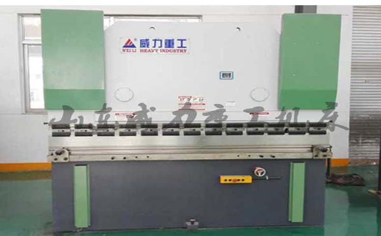 100噸2.5米數(shù)顯折彎機(jī)
