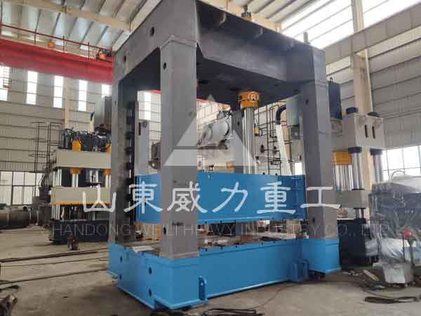 框架式液壓機車間實物圖