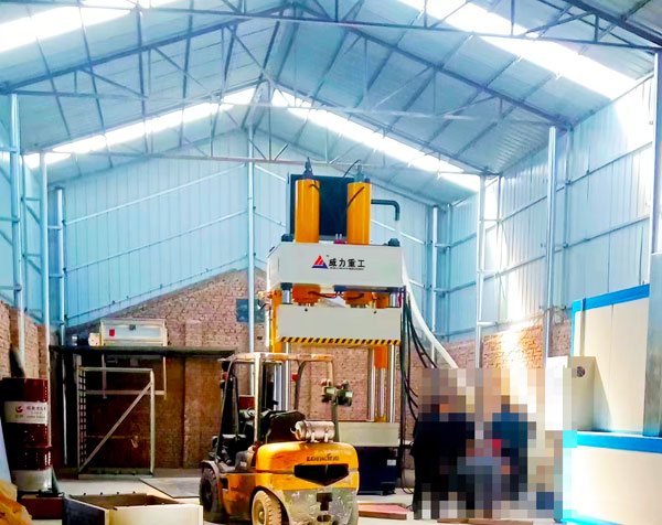 蛭石耐火板成型液壓機用戶現(xiàn)場